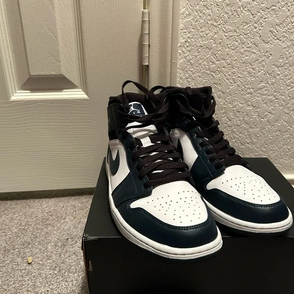 Jordan 1 Midtop Armory Navy/ White - Picture 1 of 3